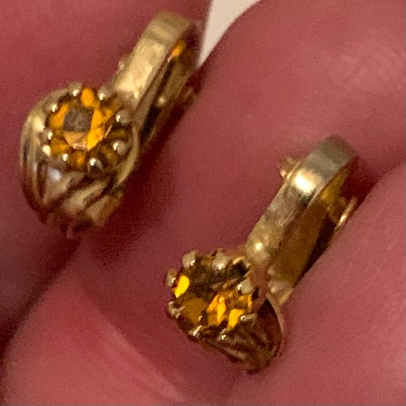 VINTAGE Clip Ons Earrings Topaz Color Stones
Clip On Gold Tone Earrings - Picture 14 of 16